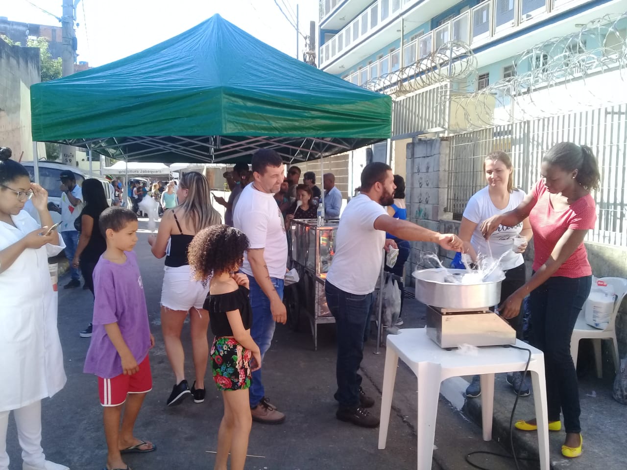 Crianças em uma fila a espera do algodão doce